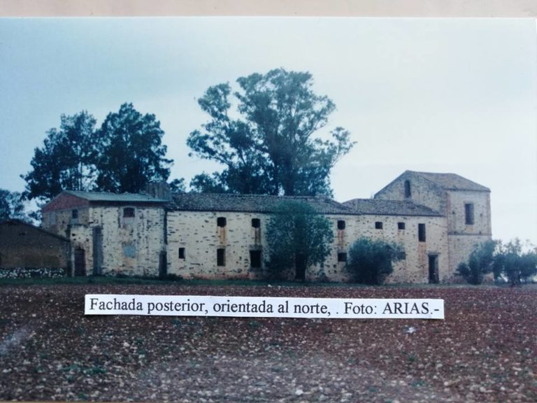 Vista de la fachada posterior de la casa de la finca de la Villana entre La Coronada y Villanueva de la Serena