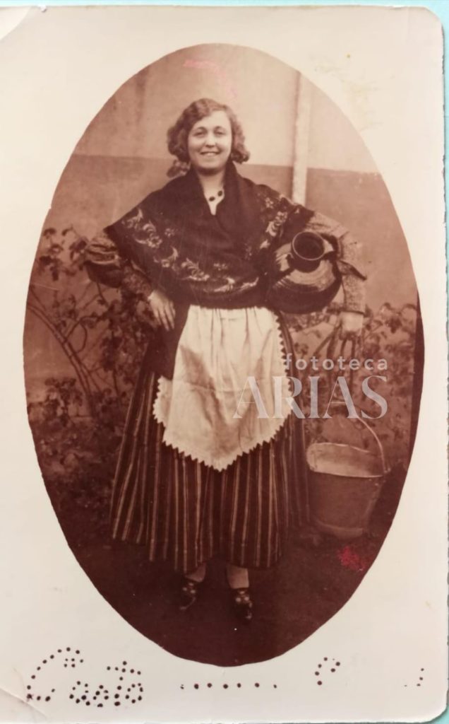 Moza vestida circunstancialmente con hermosas prendas tradicionales de La Coronada (Badajoz)