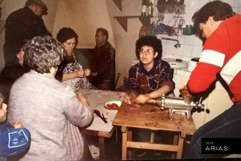 Familia de La Coronada (Badajoz) haciendo las labores propias de una matanza.