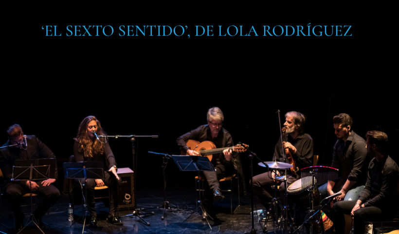Espectáculo El Sexto Sentido de Lola Rodríguez, natural de La Coronada, Badajoz. En la imagen aparecen tocando todos los músicos del espectáculo sentados en semicírculo.