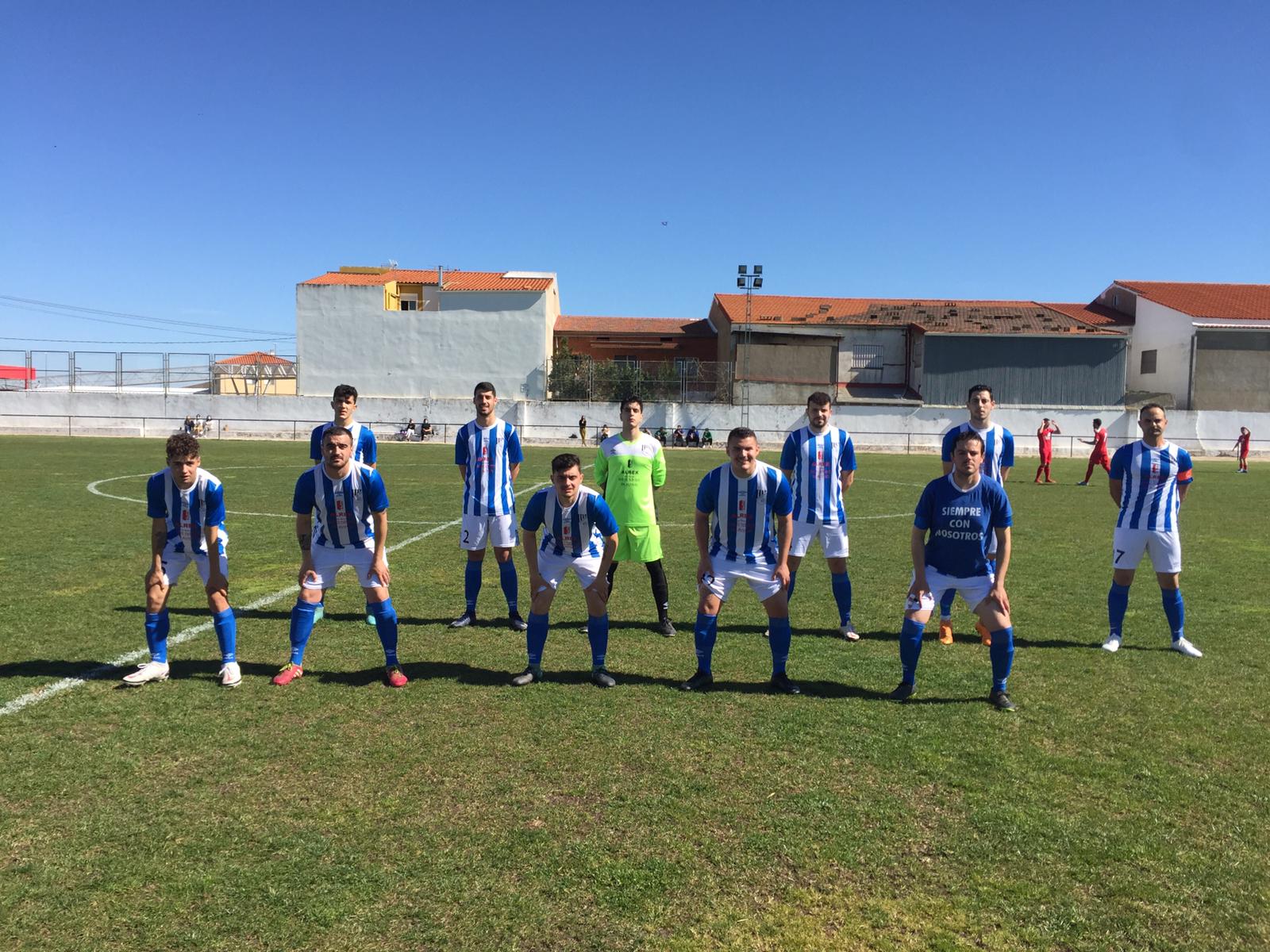 Alineación de los 11 jugadores del Sanbar sobre el césped del Estadio Municipal de La Coronada (Badajoz)